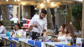 Imagen de un camarero en un restaurante de Las Ramblas, donde el fin del tabaco aflora discrepancias en el sector / EP