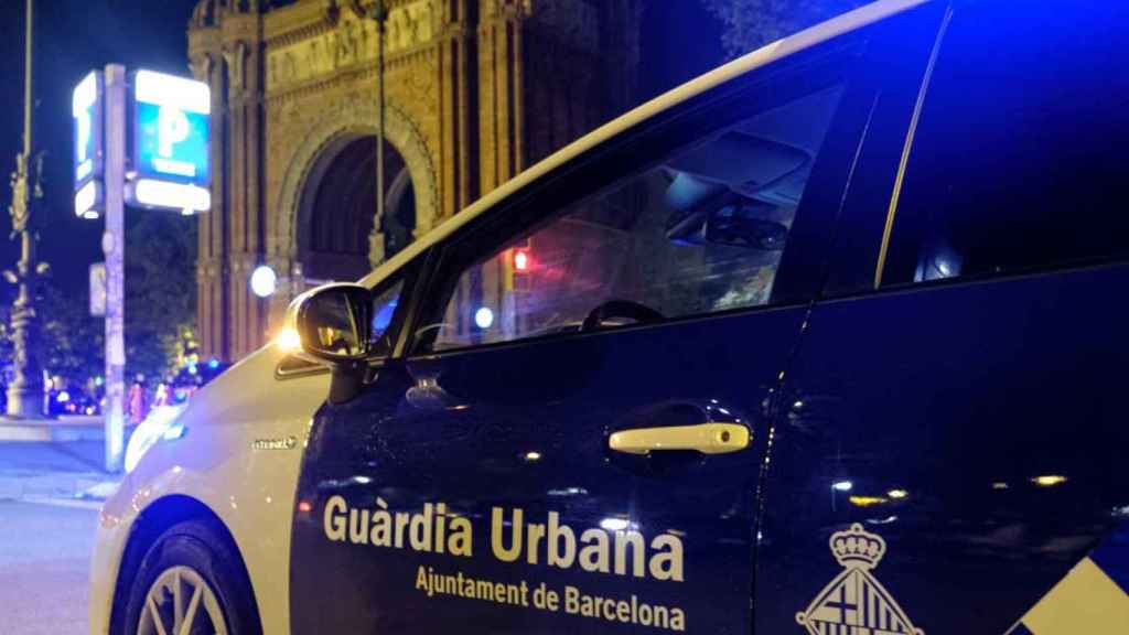 Vehículo de la GUB en Arc de Triomf / GUARDIA URBANA DE BARCELONA