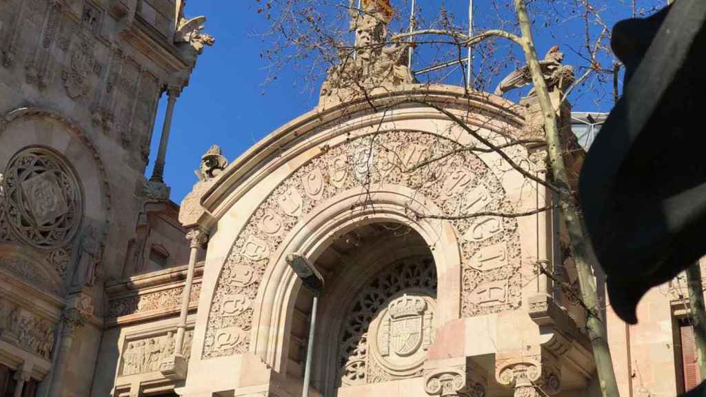 Fachada de la Audiencia de Barcelona, que ha absuelto a un ciberacosador que se enfrentaba a 120 años de prisión / CRÓNICA GLOBAL