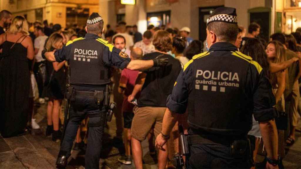 Agentes de la Guardia Urbana durante una intervención en un botellón en Barcelona, en una imagen de archivo / EP