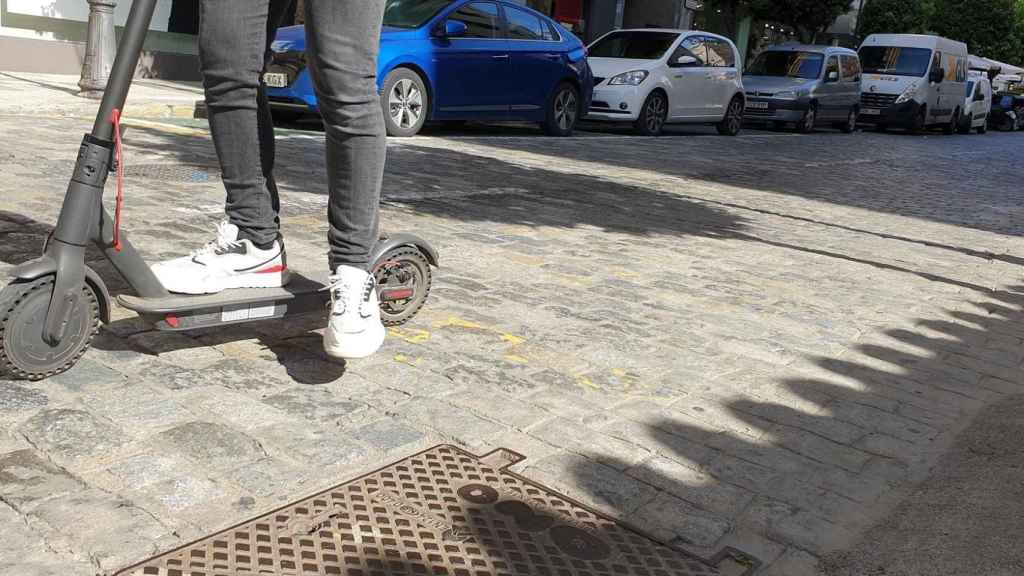 Patinete eléctrico circulando por la calle / EP