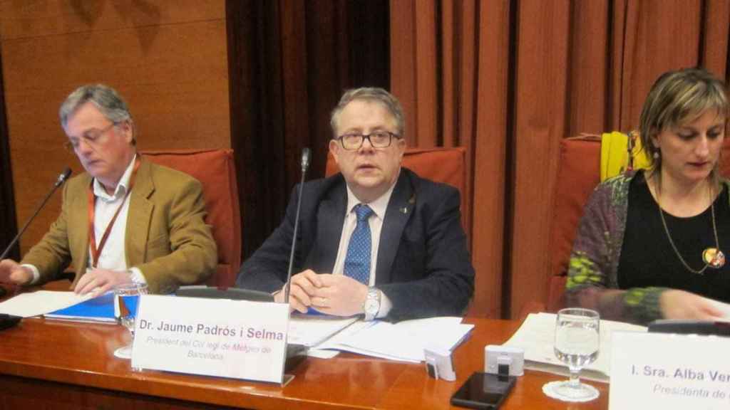 Jaume Padrós (c), presidente del Colegio de Médicos de Barcelona, con Alba Vergés (d), consejera de Salud / EP