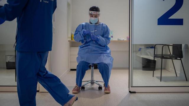 Una profesional sanitaria sostiene muestras de pruebas PCR en el edificio Garbí-Vall de Hebrón, en Barcelona / DAVID ZORRAKINO - EUROPA PRESS