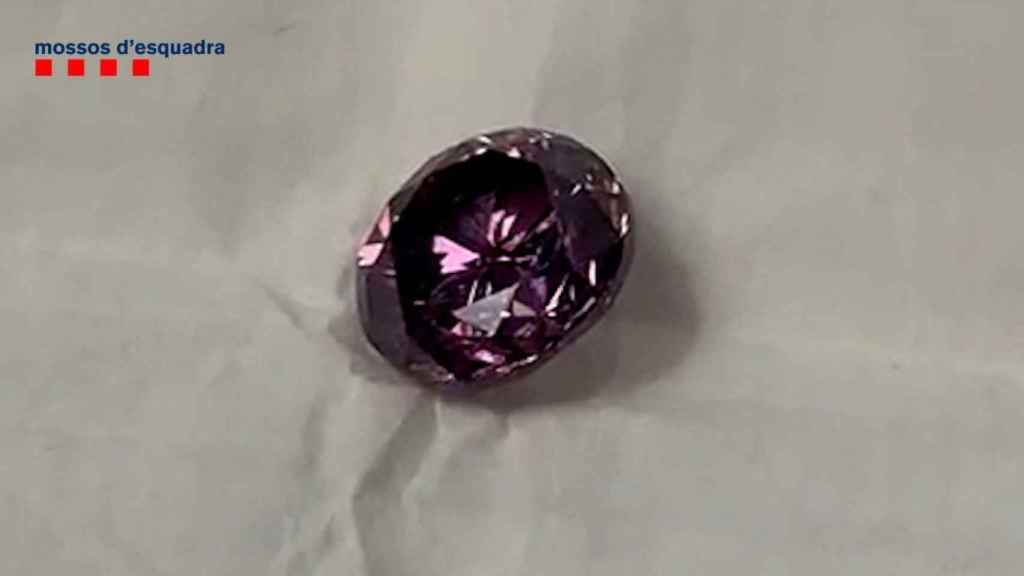 Este es el diamante que fue robado en una joyería de Barcelona y que ha sido recuperado  / MOSSOS