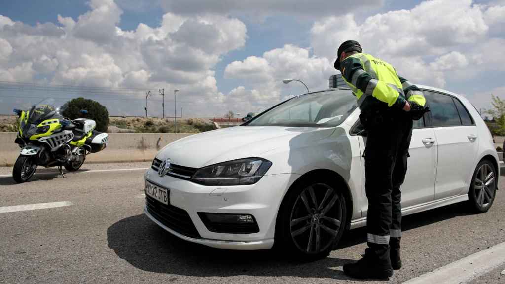 Un guardia civil se apresta a multar a un vehículo / EP