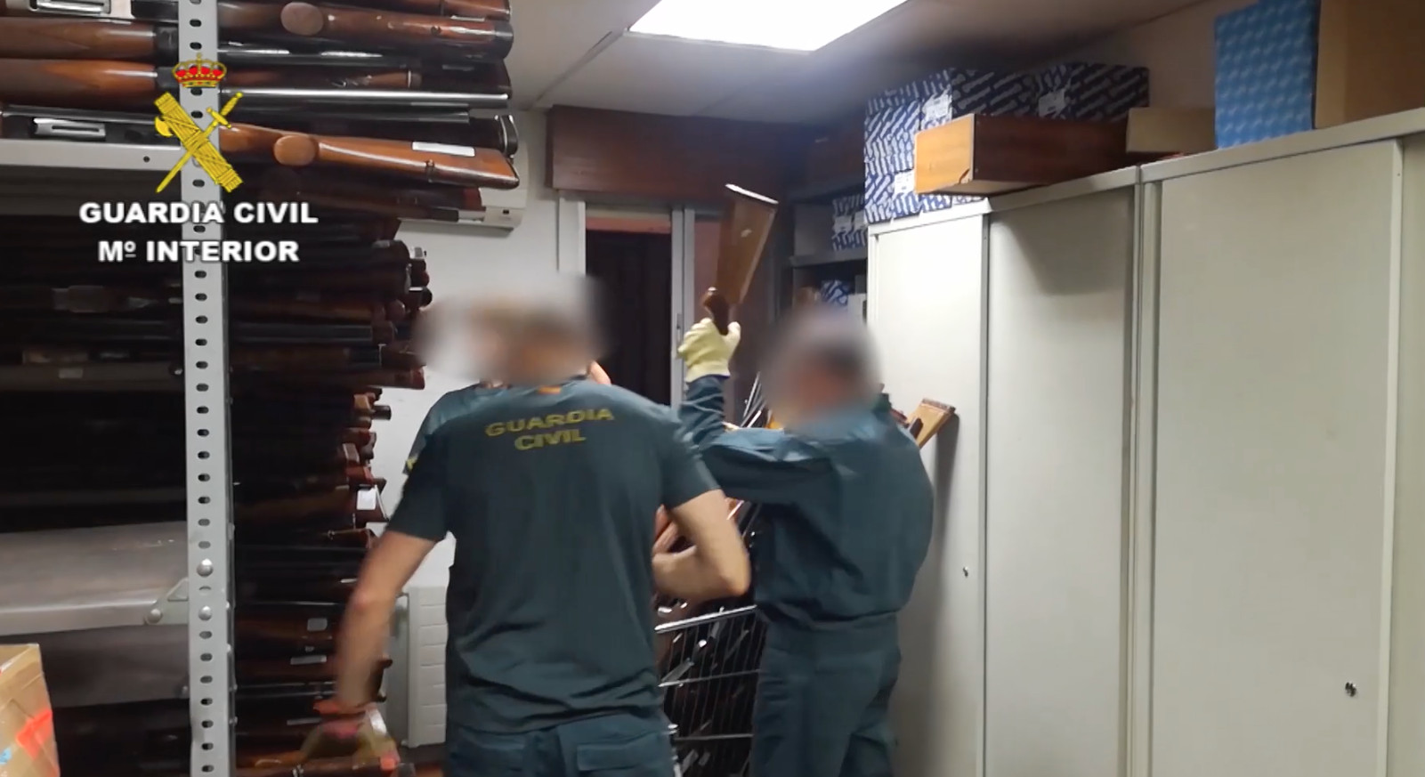 Agentes de la Guardia Civil con armas y munición incautadas / INTERIOR