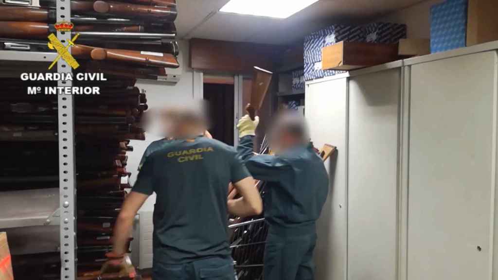 Agentes de la Guardia Civil con armas y munición incautadas / INTERIOR