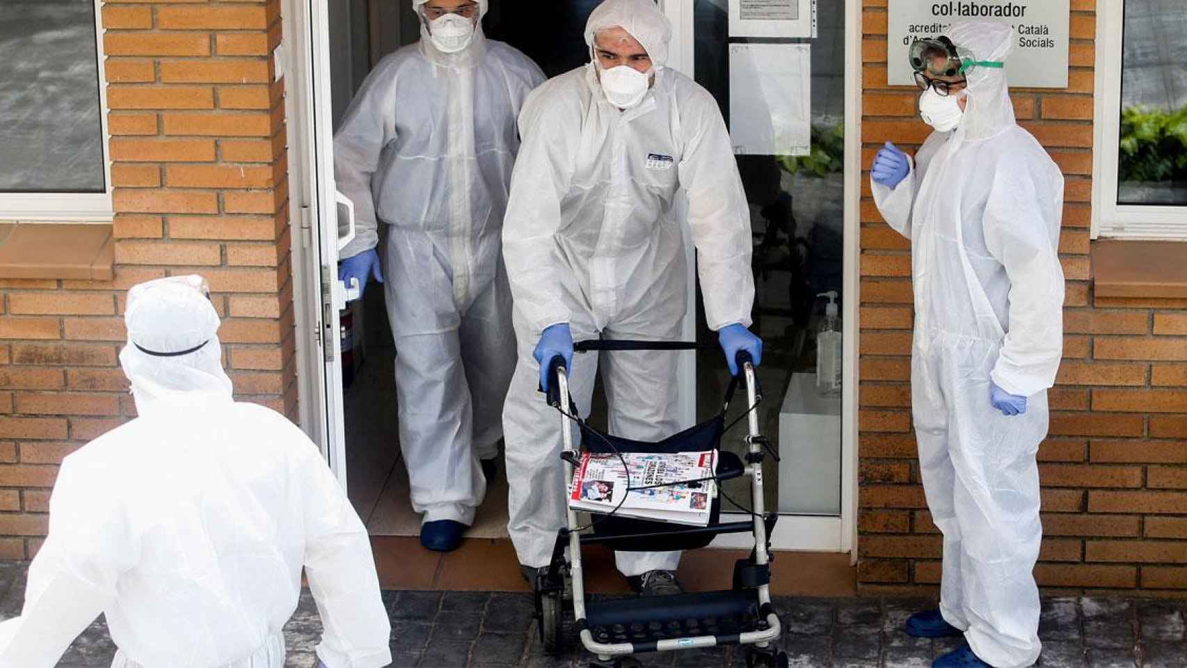 Trabajadores en una de las residencias catalanas durante la pandemia / EFE