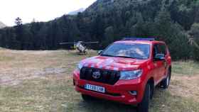 Dotaciones de los Bomberos de la Generalitat y el SEM en el lugar donde se precipitó la montañera fallecida / BOMBERS