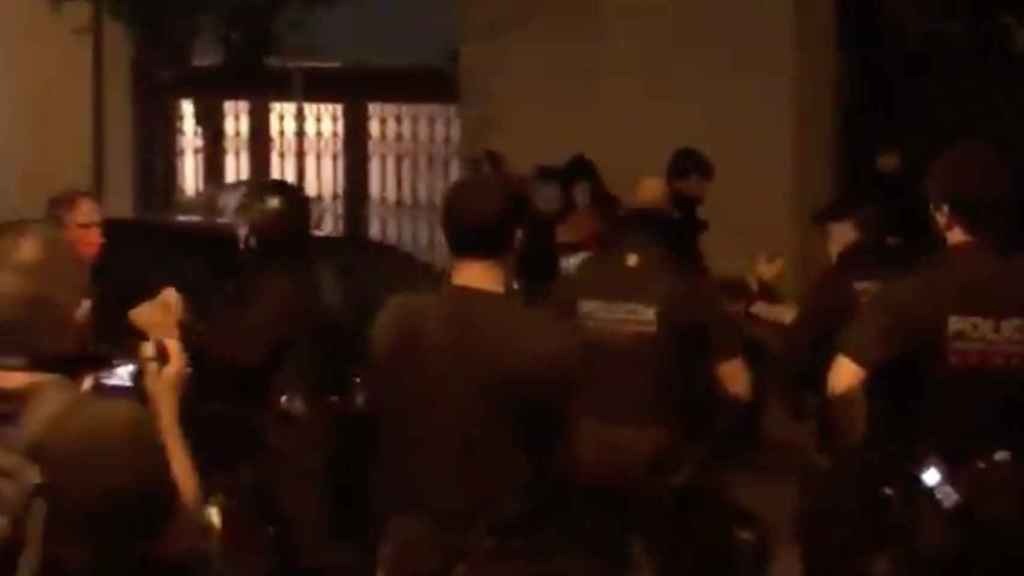 Vecinos impiden un desahucio en Poblesec pese a las cargas de Mossos / SINDICAT DE BARRI