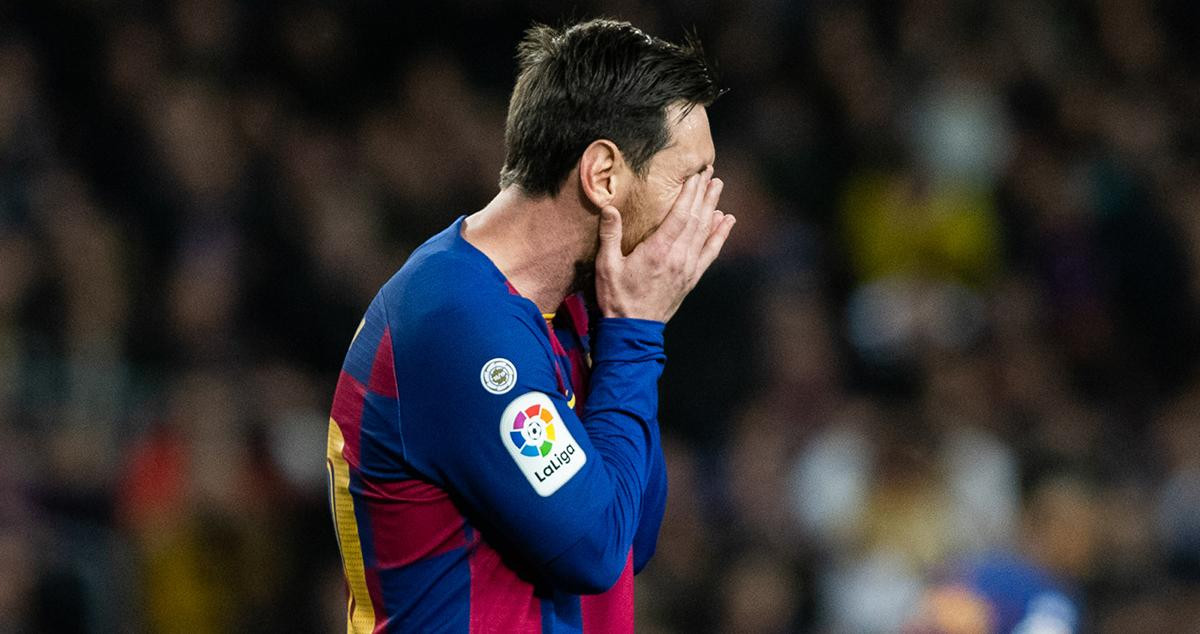 El capitán del Barça, Leo Messi, se lleva las manos al rostro / EP