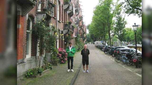 John Musetescu Werberg (i), con su padre de vacaciones en Holanda / CG