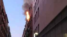 El incendio de un piso en el Raval que deja a una mujer herida leve / TVE