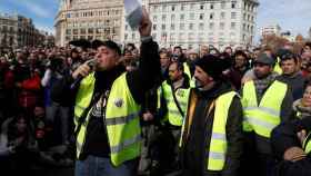 Tito Álvarez, portavoz de Élite Taxi, dirigiéndose a sus compañeros durante una asamblea / EFE