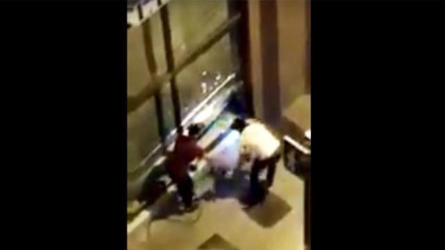 Los cacos desvalijando un bar con una sierra radial en la plaza d'Isop de Barcelona / CG