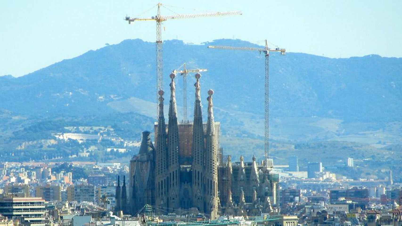 La Sagrada Familia vista desde la lejanía / PIXABAY