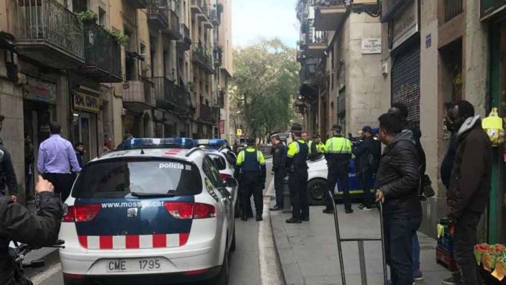 Agentes durante un operativo de clausura de un narcopiso en el Raval, Ciutat Vella / CG