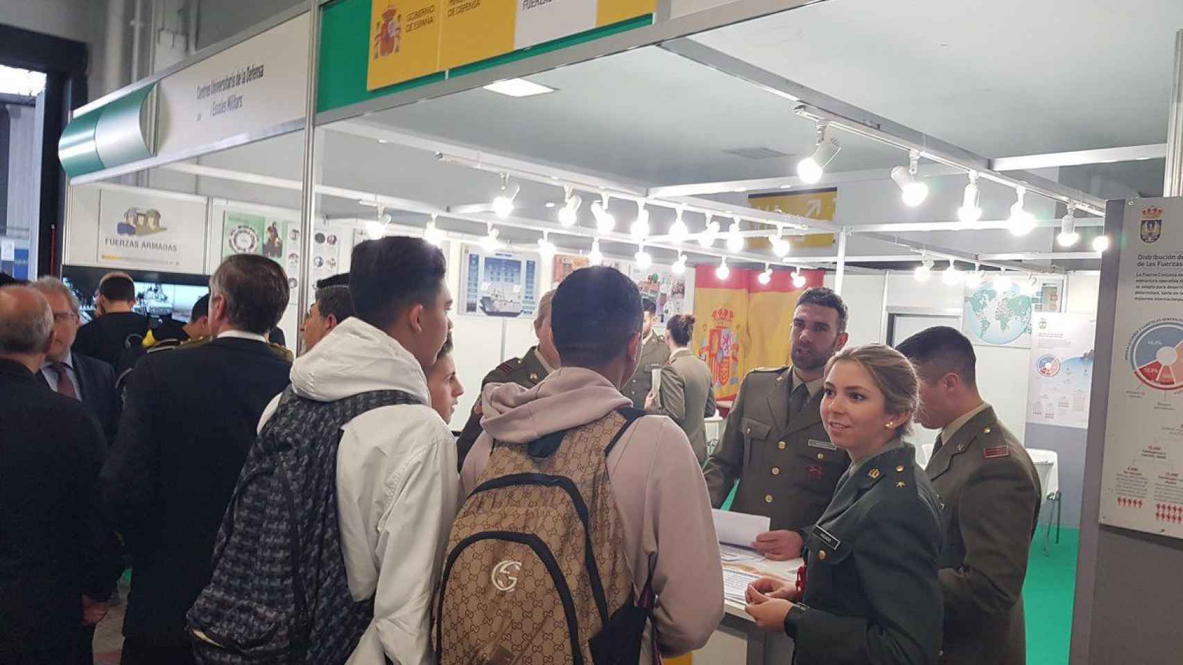 Jóvenes se acercan al 'stand' del Ejército en el Salón de la Enseñanza / TWITTER