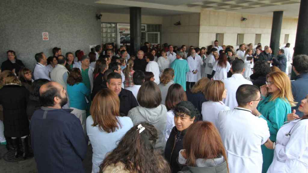 El personal sanitario se ha manifestado para pedir más vigilancia en el centro / EFE 20 encapuchados