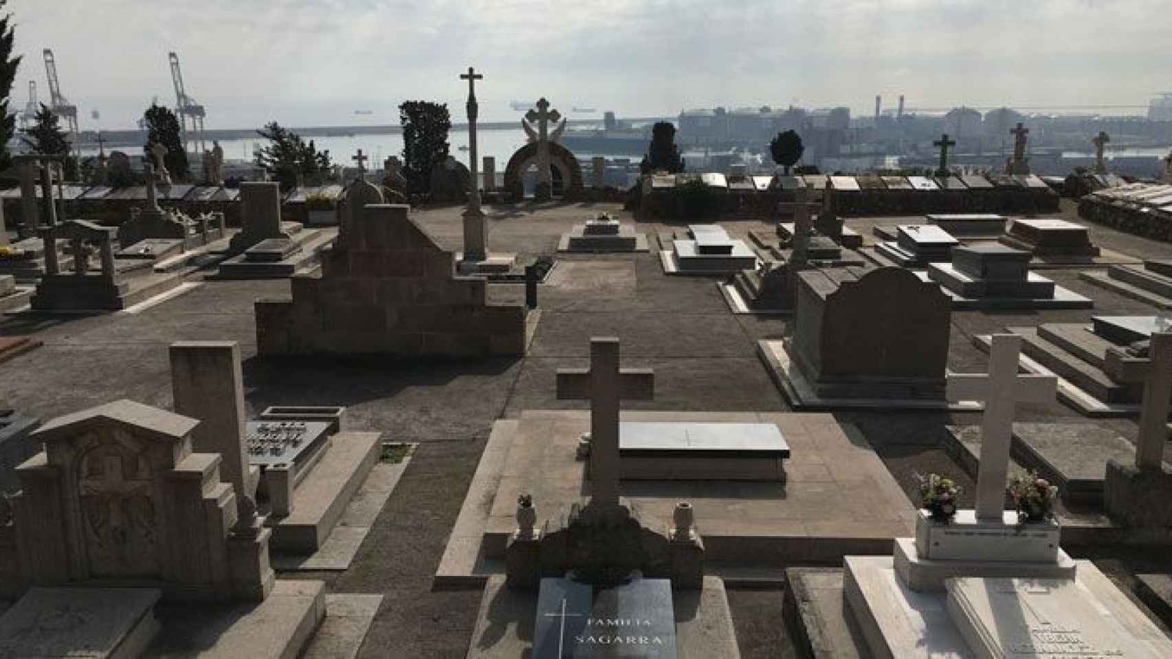 El cementerio de Montjuïc y, de fondo, el puerto de Barcelona / CG