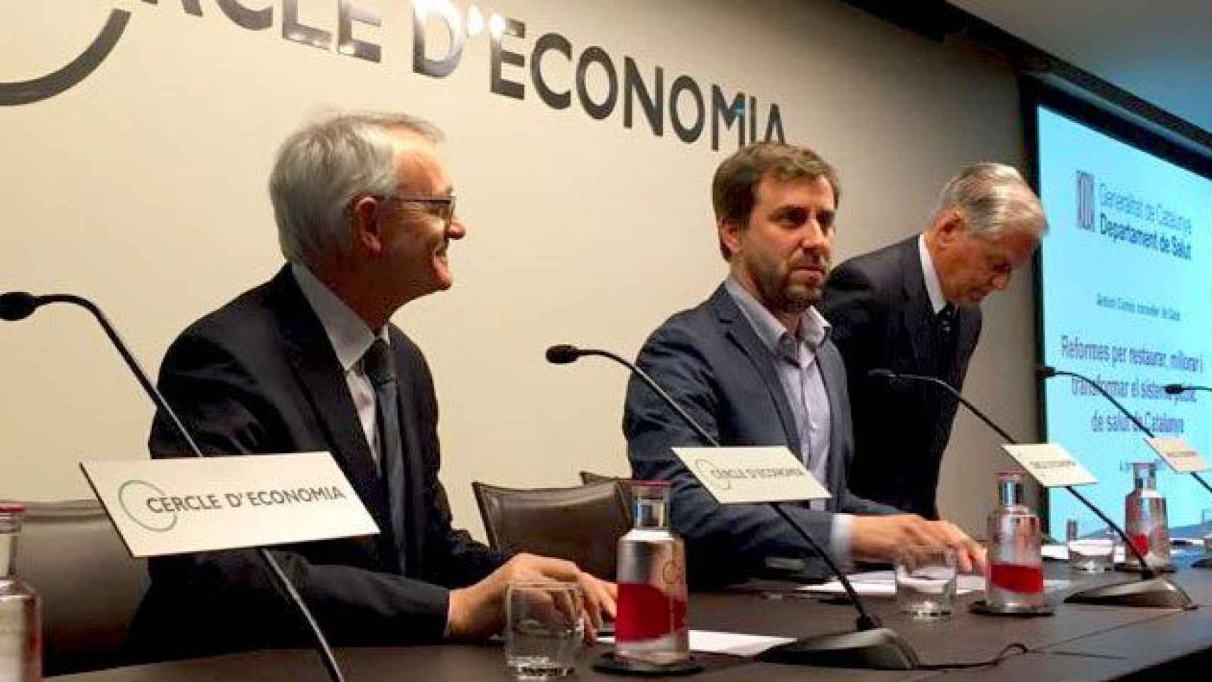 Toni Comín (c), consejero de Salud, junto a Antón Costas (i), presidente del Círculo de Economía / CG