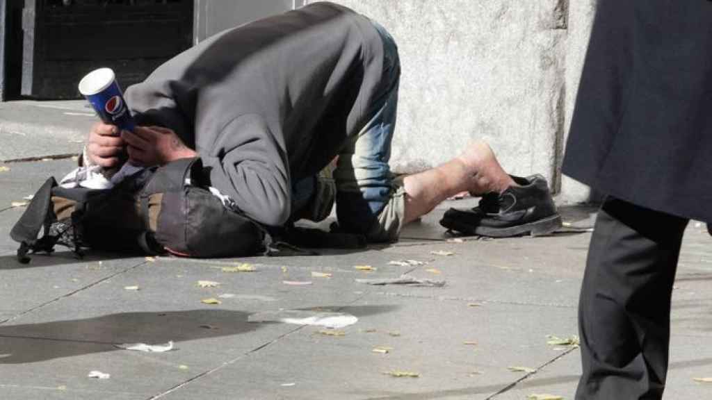 Un indigente pide limosna postrado en la calle / EP