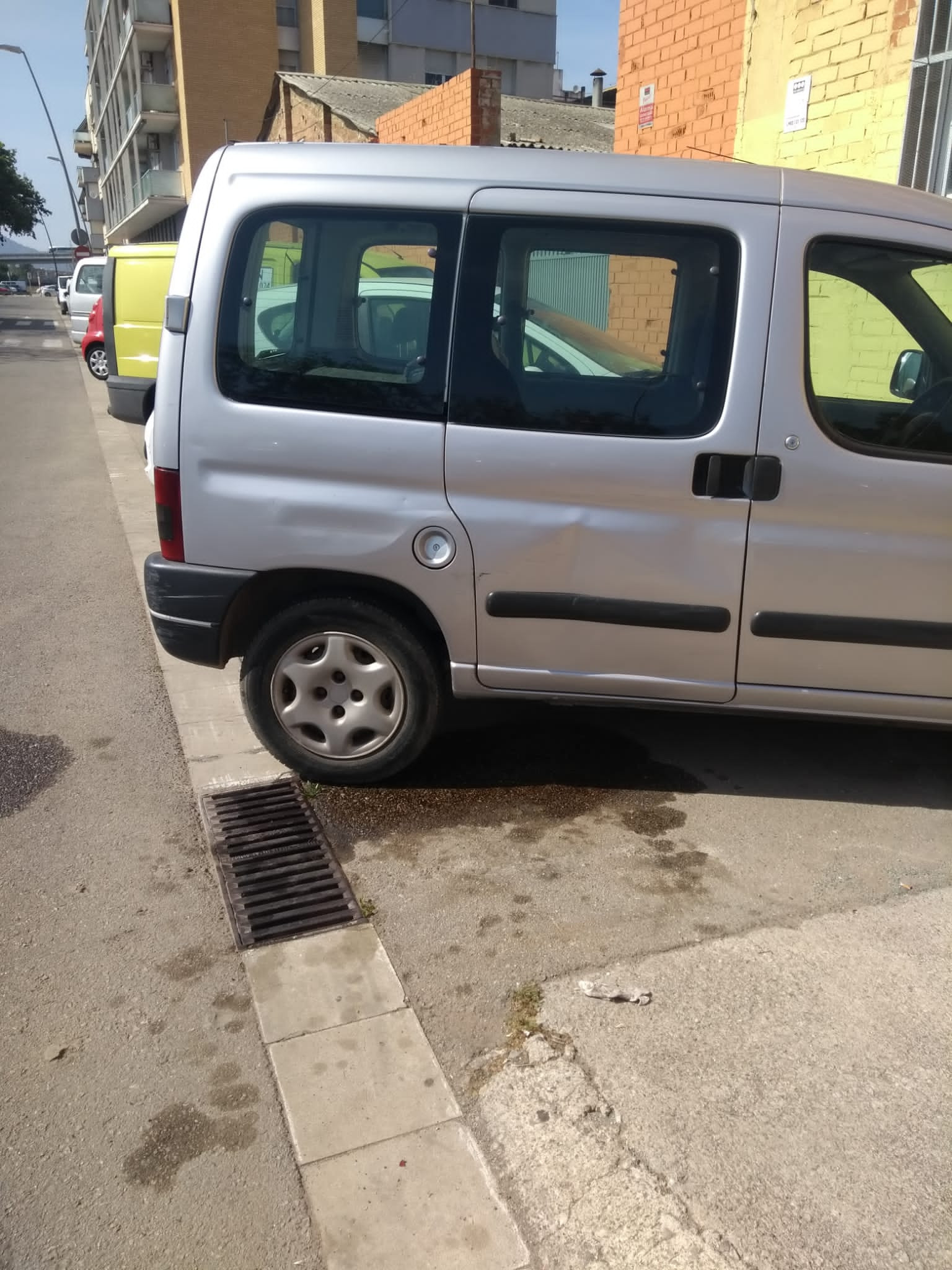 Un furgoneta con el depósito pinchado en el paseo Pollancreda de Sant Adrià de Besòs / CEDIDA