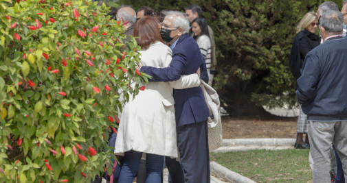 El hermano de Javier Imbroda recibe el pésame de una mujer en la capilla ardiente / EUROPA PRESS
