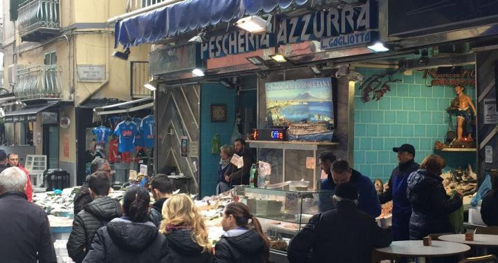 Puesto de venta de pescado y fritura en Nápoles / EB