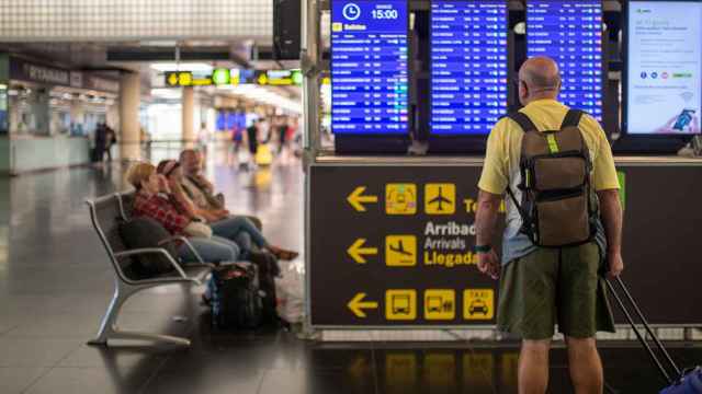 Un viajero consulta los vuelos en el aeropuerto de El Prat / EP
