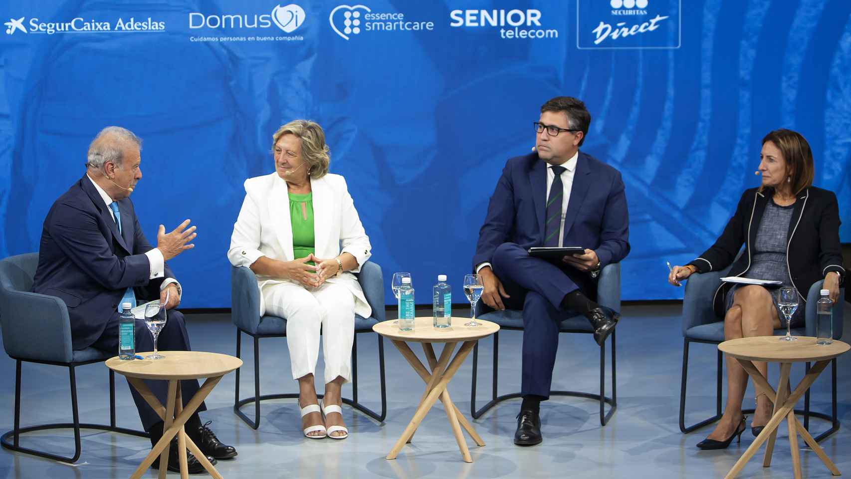 Pilar González de Frutos, presidenta de UNESPA, junto a Pedro Fernández Alén, presidente de la Confederación Nacional de la Construcción y Inmaculada Benito Hernández, directora de Turismo, Cultura y Deporte de la CEOE  durante el V Encuentro de Economía Senior / CAIXABANK