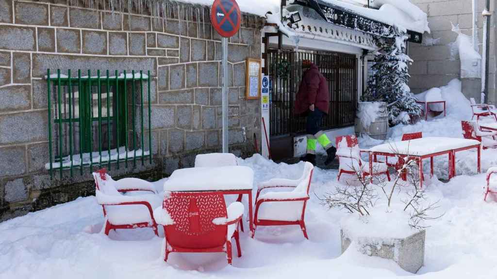 Rebelión en los Pirineos contra las medidas Covid en una Navidad con el 100% de ocupación. La terraza de un bar nevada, en una imagen de archivo / RAFAEL BASTANTE - EUROPA PRESS