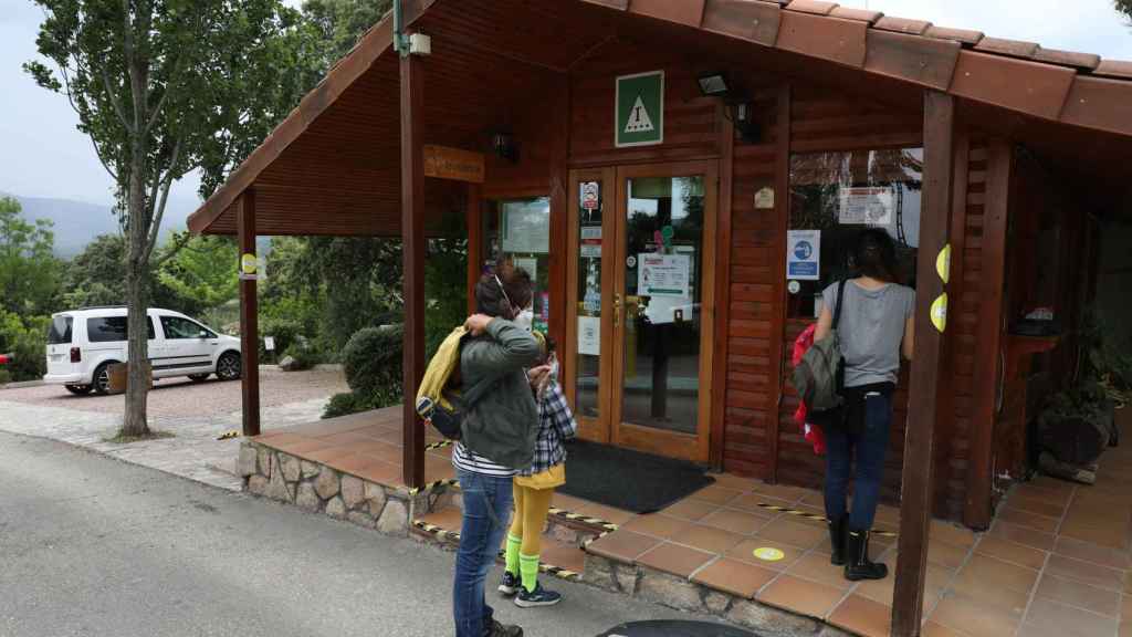 Varios clientes esperan en la recepción de un establecimiento de turismo rural / EUROPA PRESS