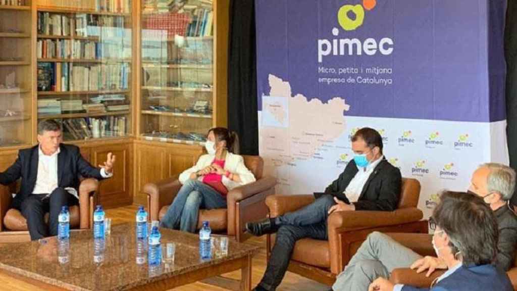 Encuentro de Pimec sobre la industria catalana con la participación del secretario general de la patronal, Antoni Cañete (1 izq), y la alcaldesa de Sabadell, Marta Farrés (2 izq)