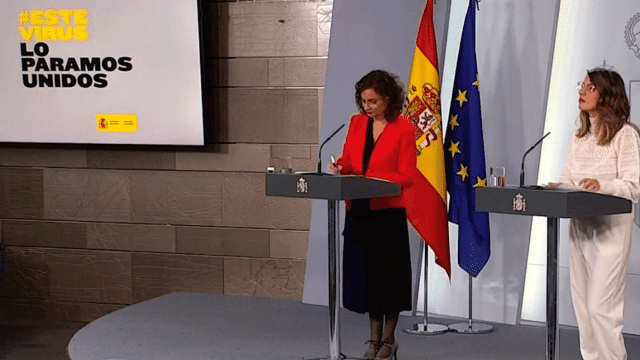 Las ministras María Jesús Montero (Hacienda) y Yolanda Díaz (Trabajo) explican las nuevas medidas del Gobierno en la crisis del coronavirus  / EFE