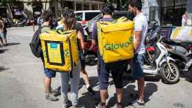 Grupo de repartidores de Glovo reunidos en una calle de Barcelona / EP