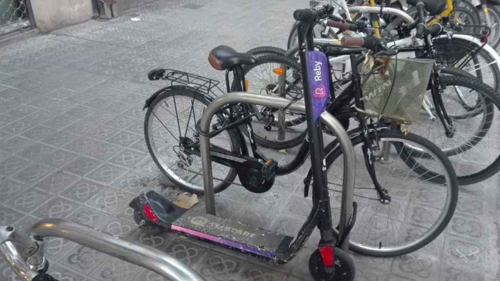 Uno de los patinetes de Reby aparcados en Barcelona / CG