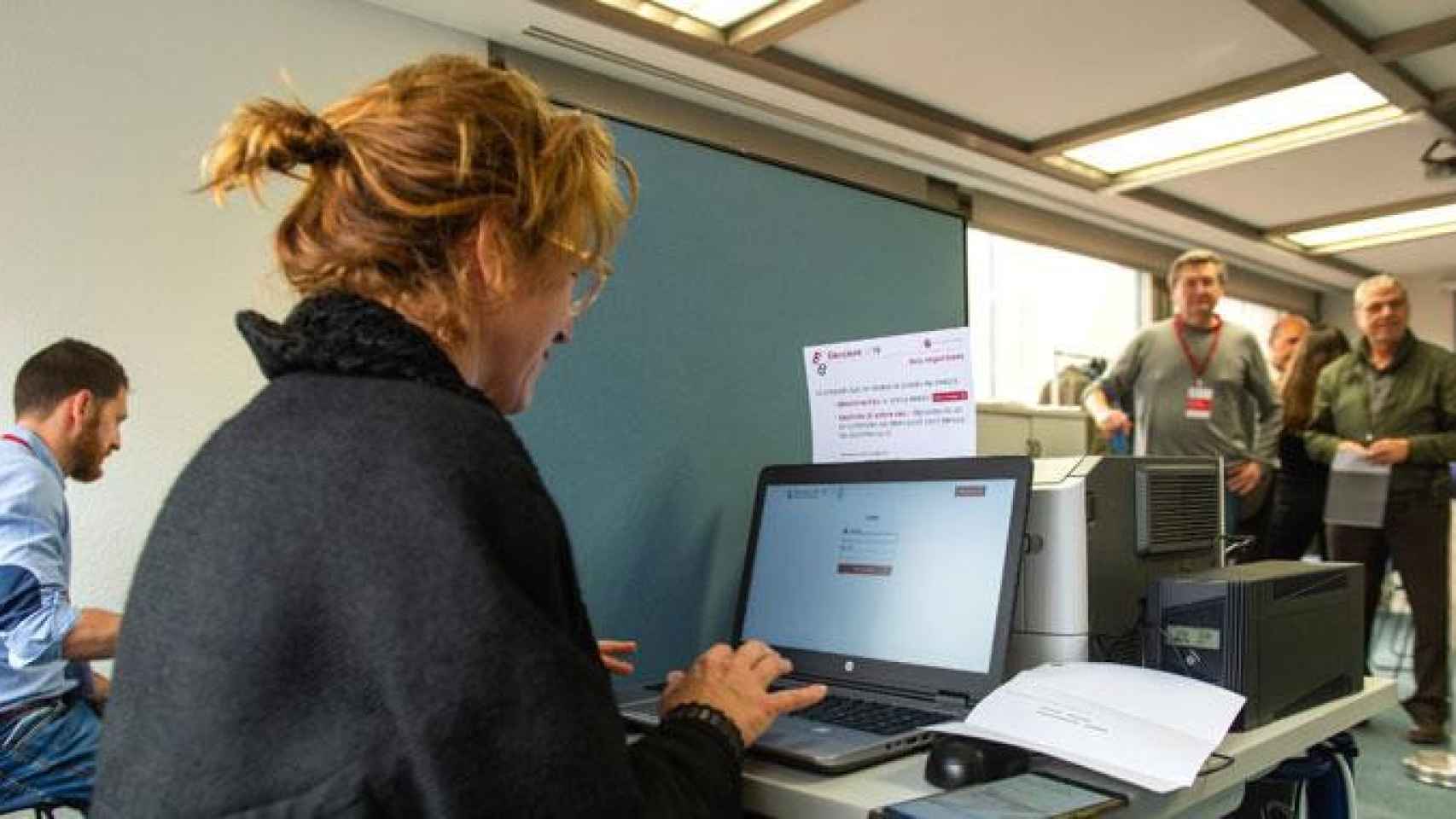 Una electora vota en el colegio situado en la sede de la Cámara de Comercio de Barcelona de avenida Diagonal / CAMBRA BCN