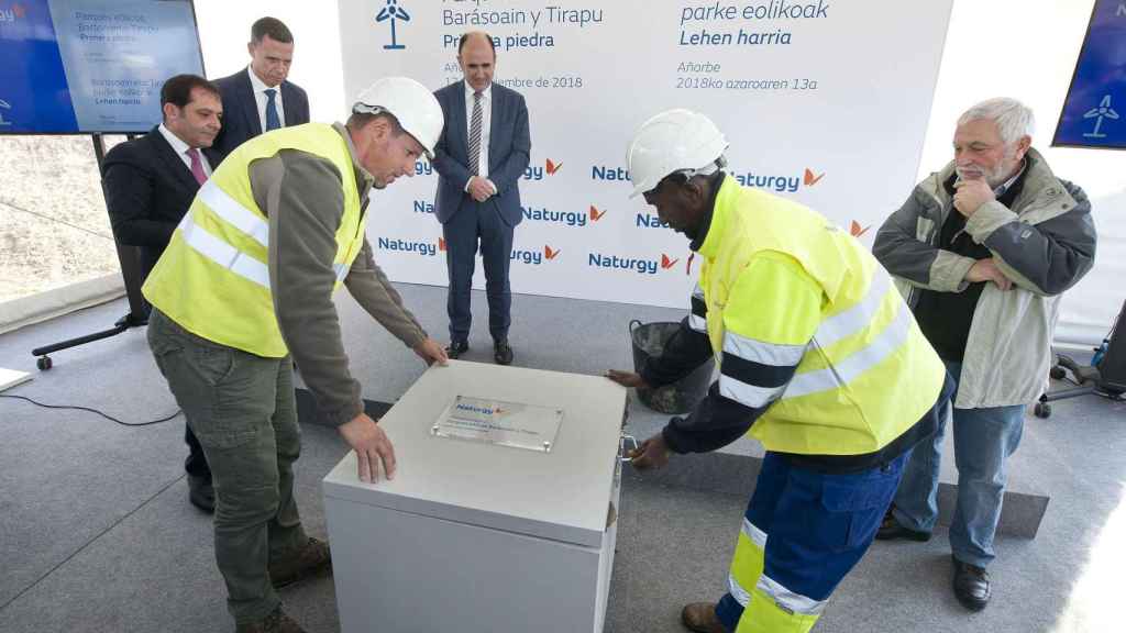 Acto de colocación de la primera piedra de la construcción por Naturgy de dos parques eólicos en Navarra