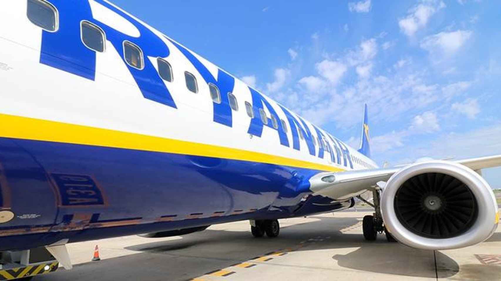 Un avión de Ryanair en una pista de aeropuerto