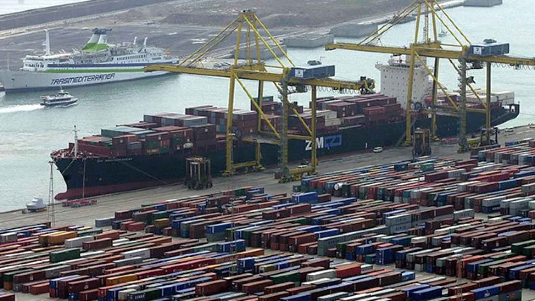 Contenedores en el Puerto de Barcelona | EFE