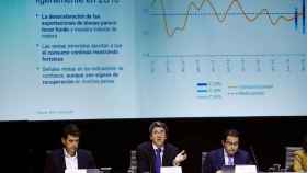 El economista jefe del BBVA, Jorge Sicilia (c), junto al economista jefe para España, Miguel Cardoso (d), y el responsable de análisis, Rafael Domenech (i), durante la presentación del informe del BBVA Research 'Situación España' / EFE