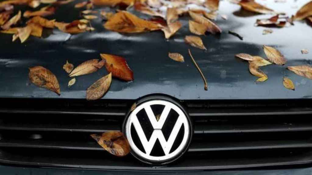 El símbolo de Volkswagen en un coche de la marca / EFE