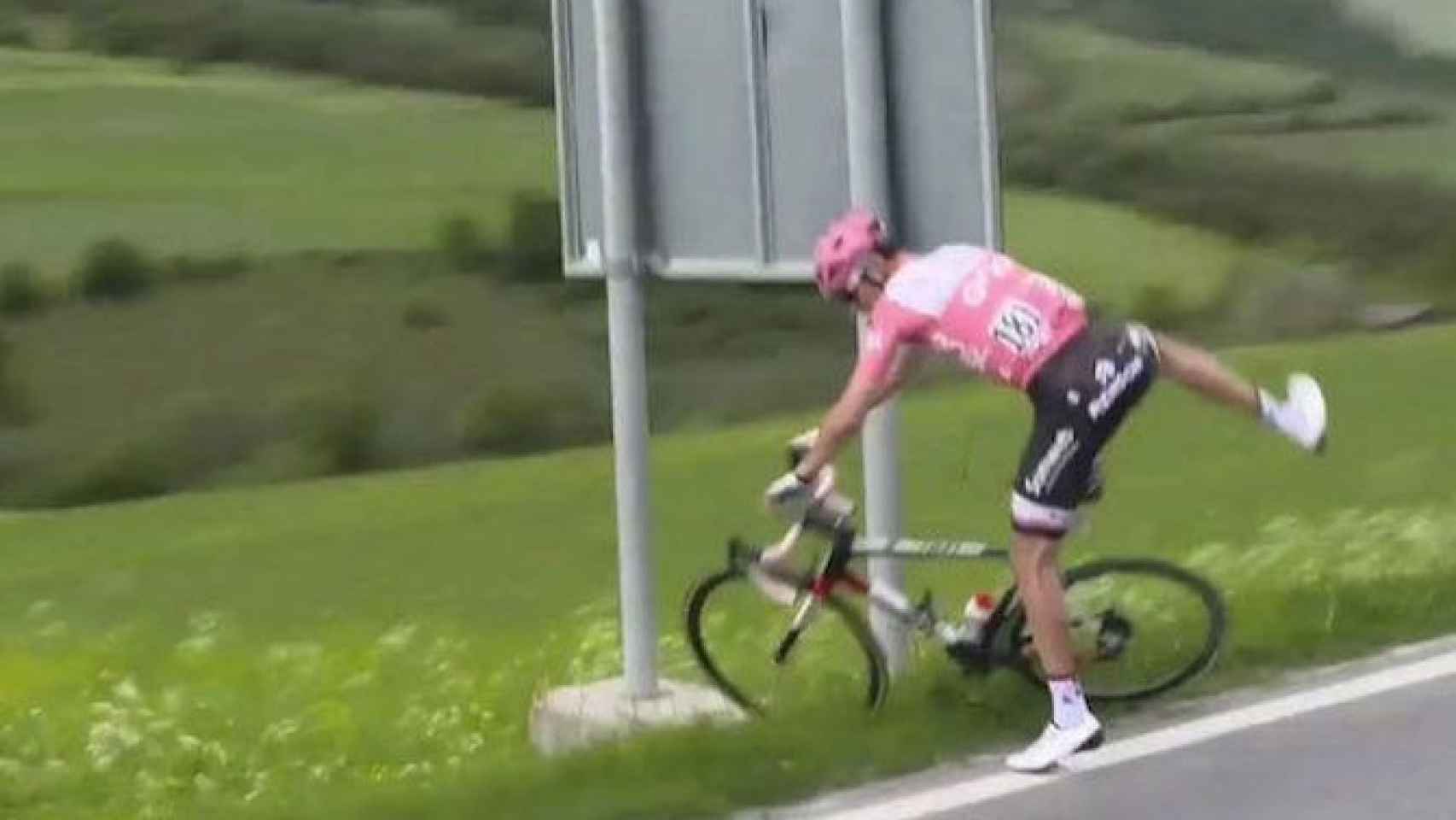 Dumoulin tuvo que hace runa parada forzada para continuar con la etapa