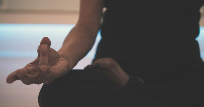 Una mujer sentada aprendiendo a meditar desde casa / UNSPLASH - FORM