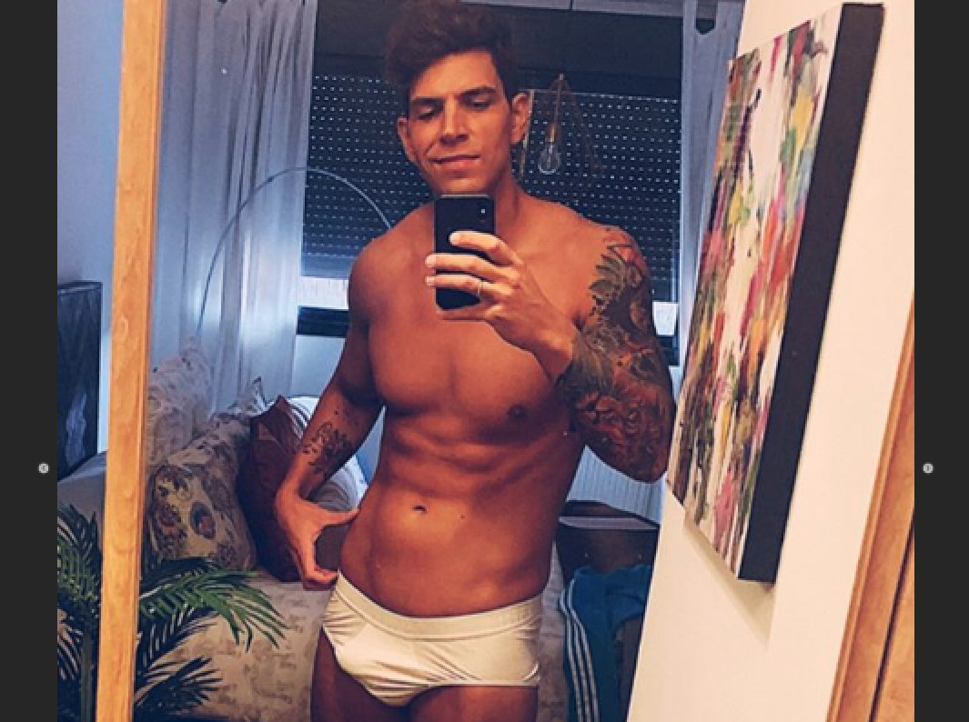 Diego Matamoros se despelota ante el espejo de su dormitorio / INSTAGRAM