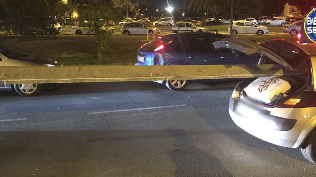 Estado en el que los acusados trasladaban la viga de ocho metros con el coche / EMERGENCIAS SEVILLA