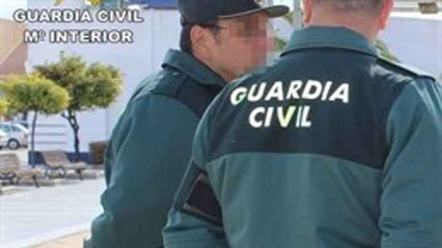 Los agentes de la Guardia Civil que arrestaron a la mujer detenida / EP
