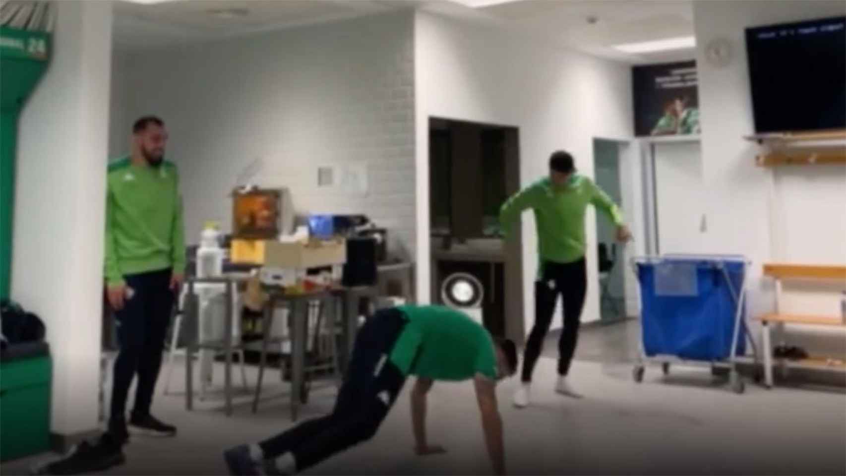 Joaquín Sánchez, bailando break dance con varios de sus compañeros / Captura Redes