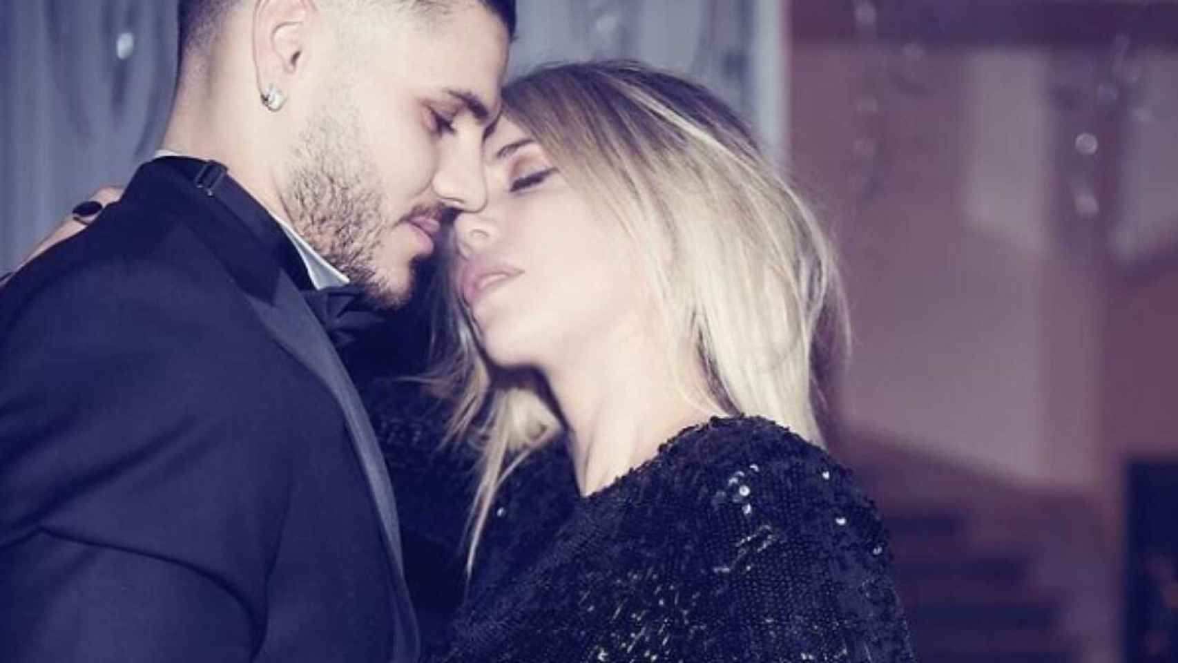 Mauro Icardi y Wanda Nara se besan apasionadamente